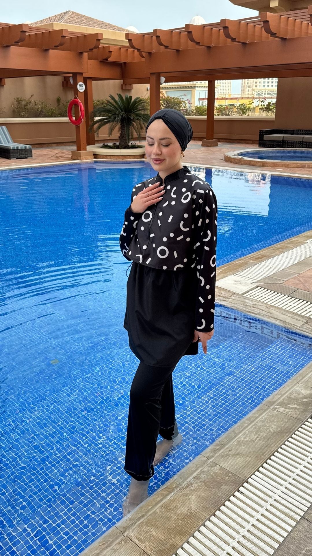 Yarım Dijital Baskılı Tesettür Mayo Siyah-Daire Desen