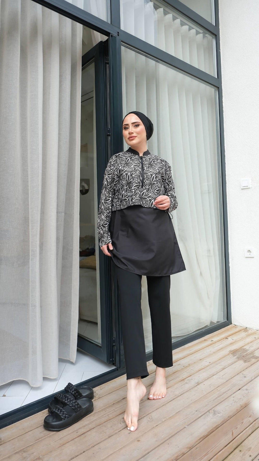 Yarım Dijital Baskılı Tesettür Mayo Renk - Siyah-Beyaz Yaprak Desen