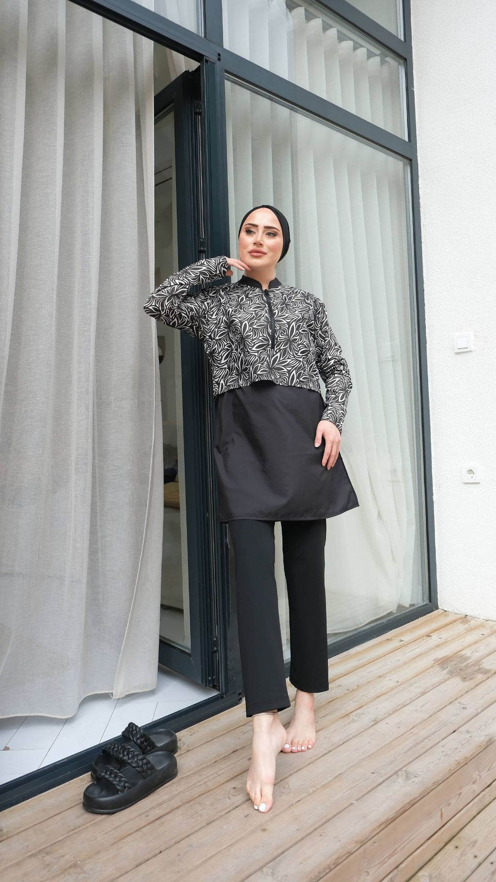 Yarım Dijital Baskılı Tesettür Mayo Renk - Siyah-Beyaz Yaprak Desen