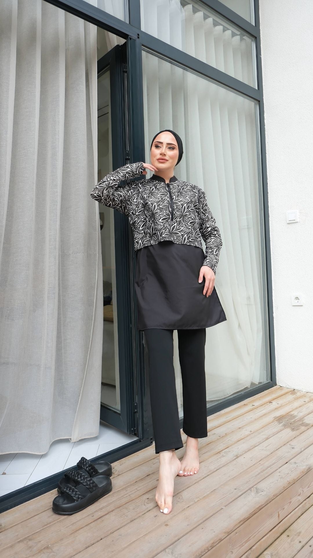 Yarım Dijital Baskılı Tesettür Mayo Renk - Siyah-Beyaz Yaprak Desen