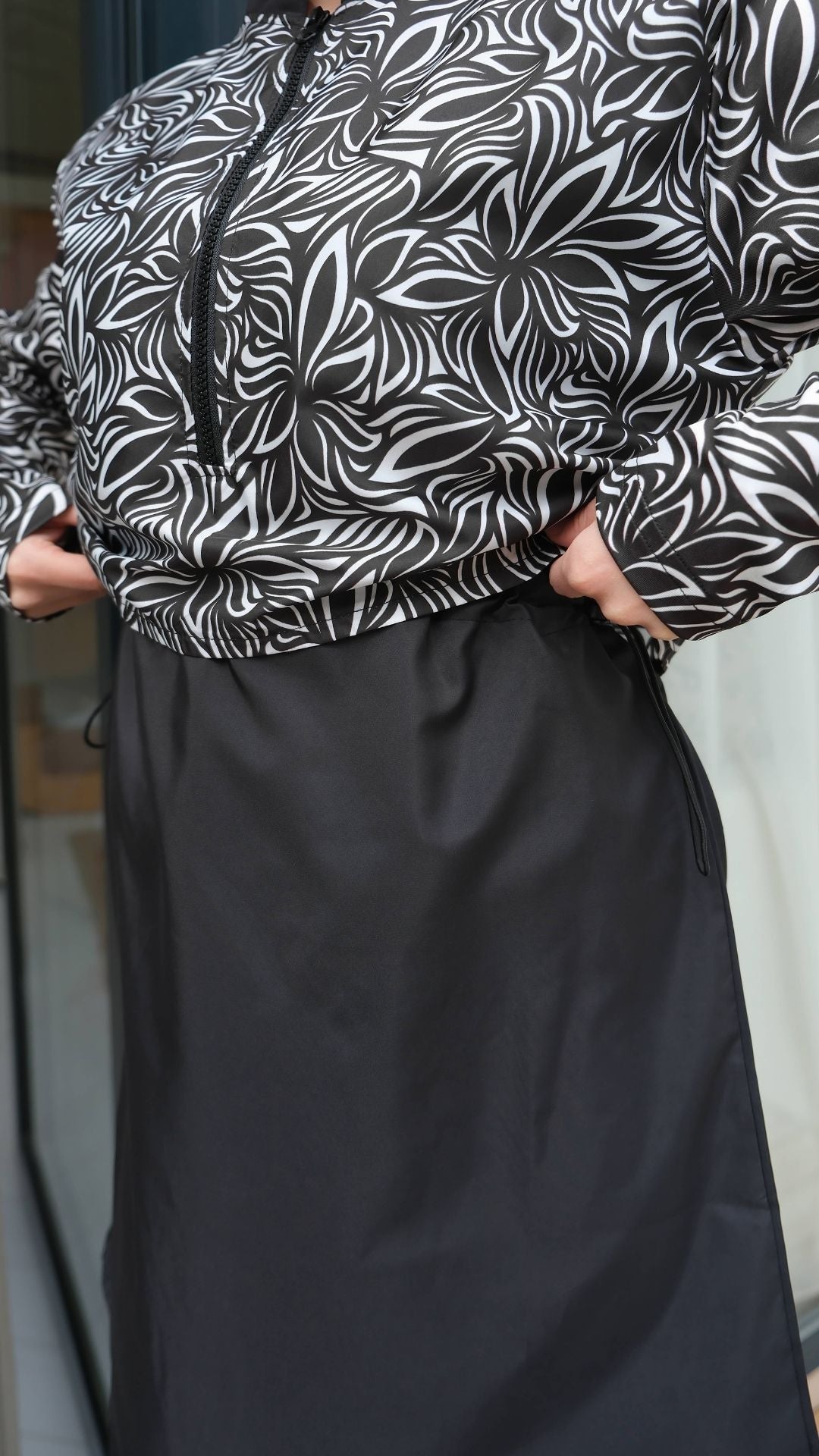 Yarım Dijital Baskılı Tesettür Mayo Renk - Siyah-Beyaz Yaprak Desen