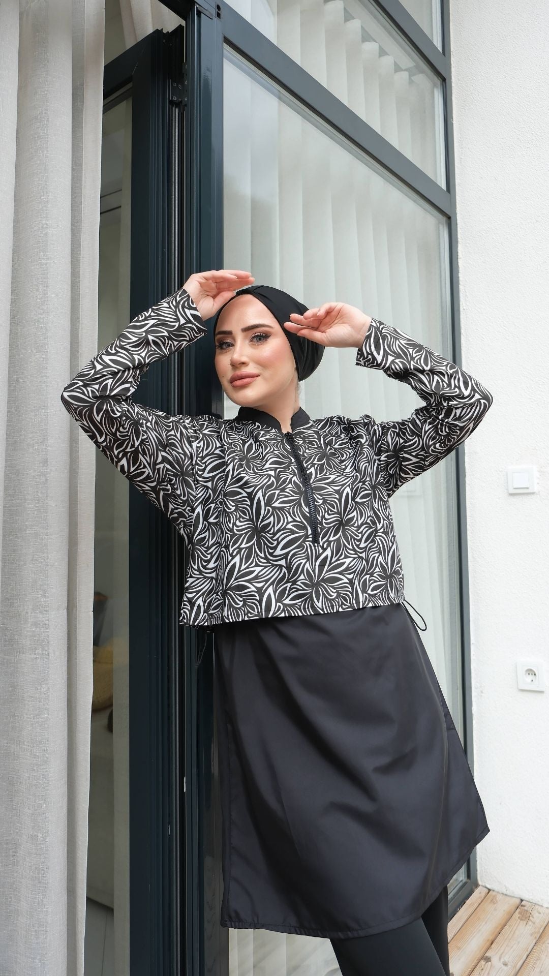 Yarım Dijital Baskılı Tesettür Mayo Renk - Siyah-Beyaz Yaprak Desen