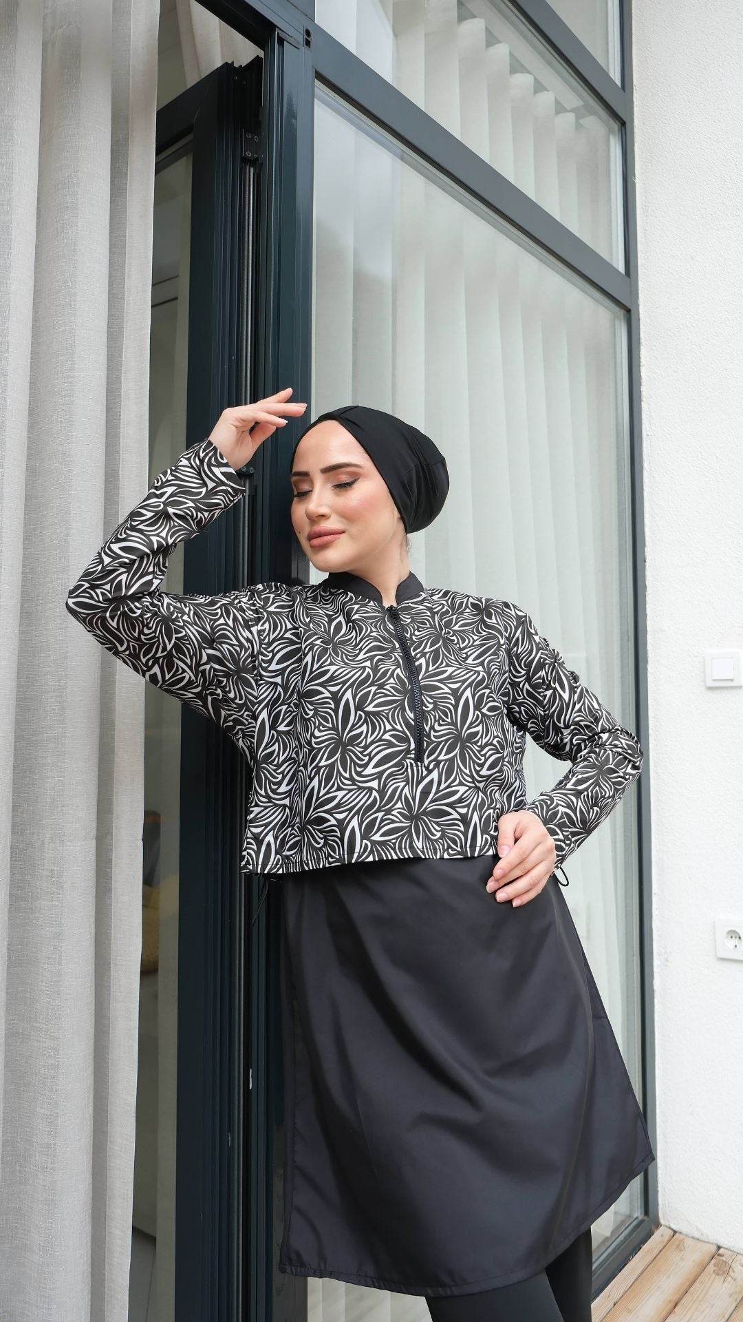 Yarım Dijital Baskılı Tesettür Mayo Renk - Siyah-Beyaz Yaprak Desen