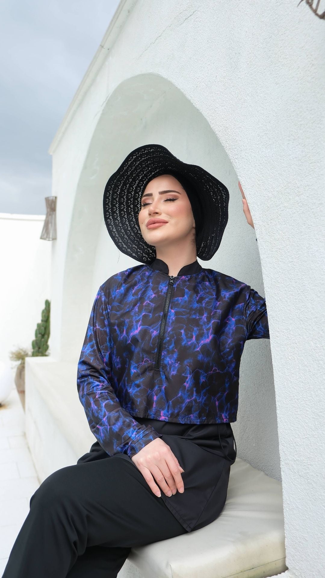 Yarım Dijital Baskılı Tesettür Mayo Renk - Siyah-Mavi Desen