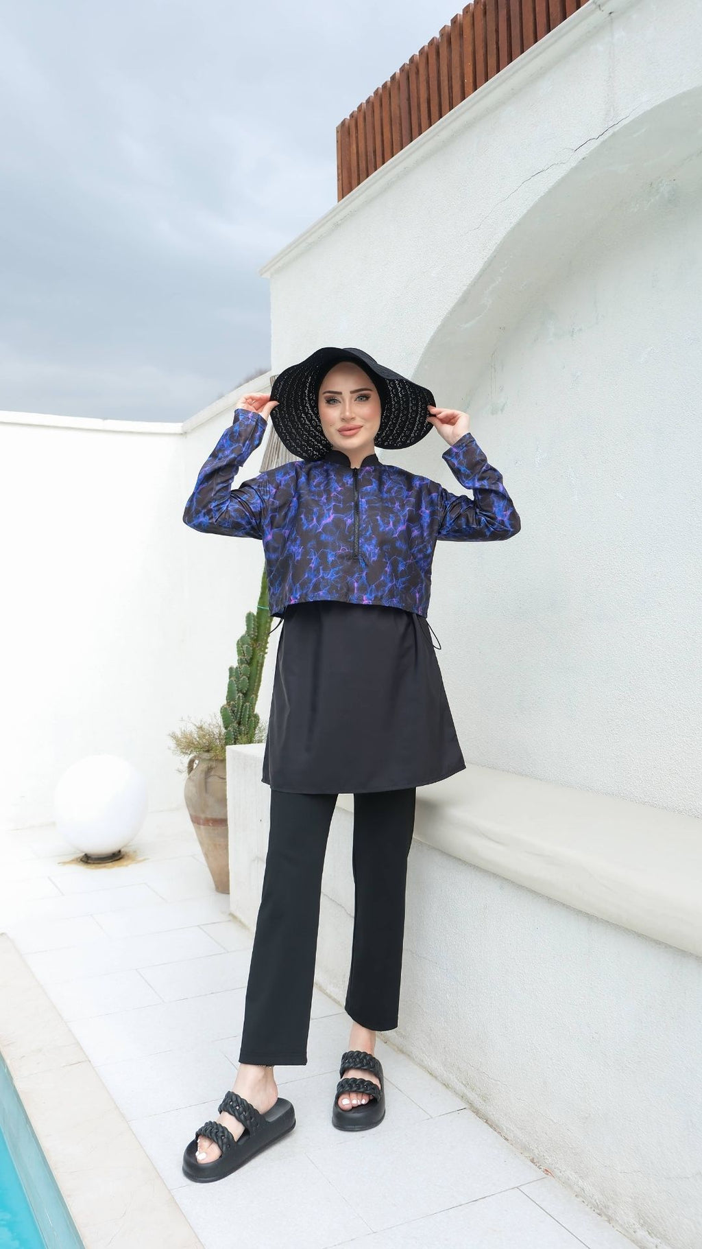Yarım Dijital Baskılı Tesettür Mayo Renk - Siyah-Mavi Desen