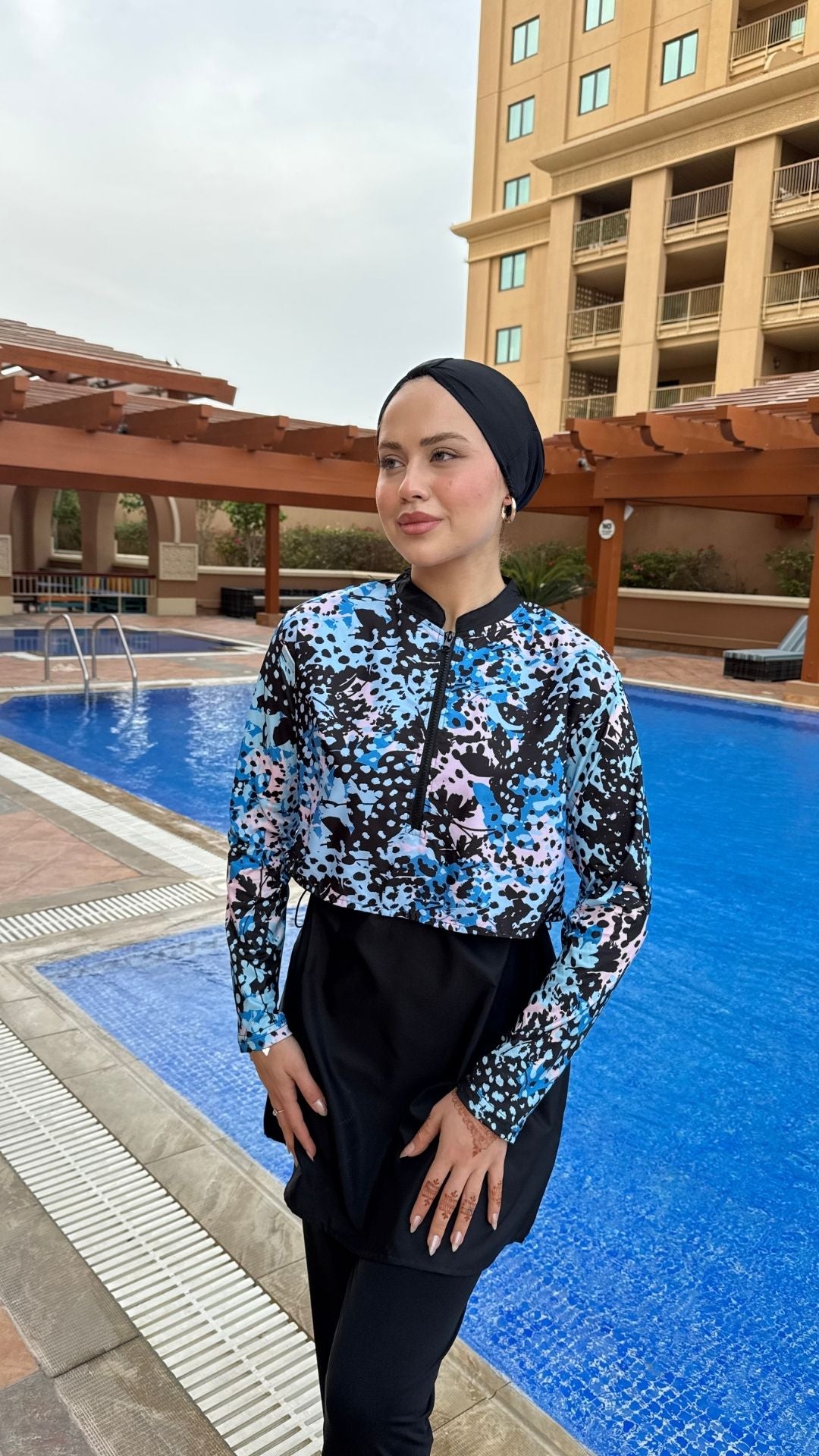 Yarım Dijital Baskılı Tesettür Mayo Siyah-Pudra-Mavi Karışık Desen 2