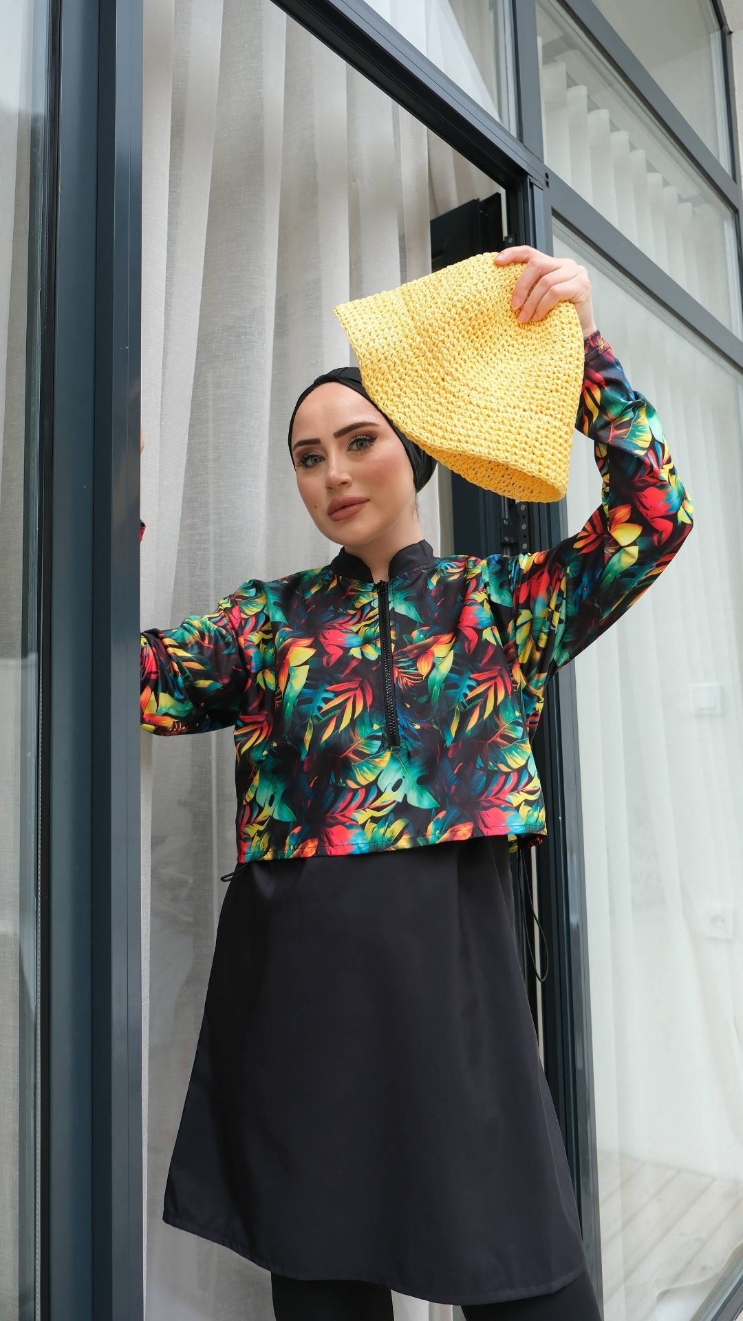 Yarım Dijital Baskılı Tesettür Mayo Renk - Siyah-Renkli Yaprak Desen