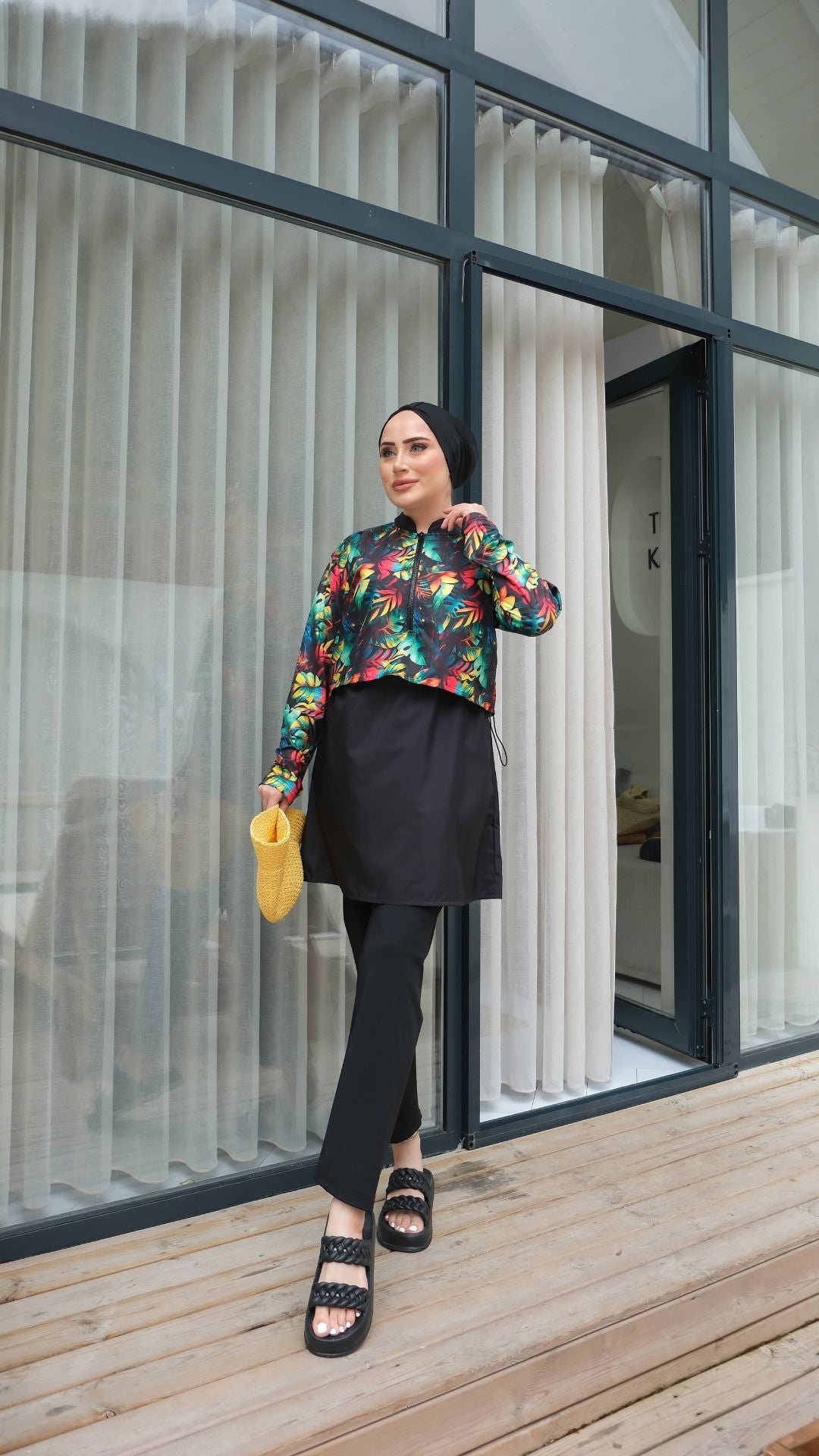 Yarım Dijital Baskılı Tesettür Mayo Renk - Siyah-Renkli Yaprak Desen