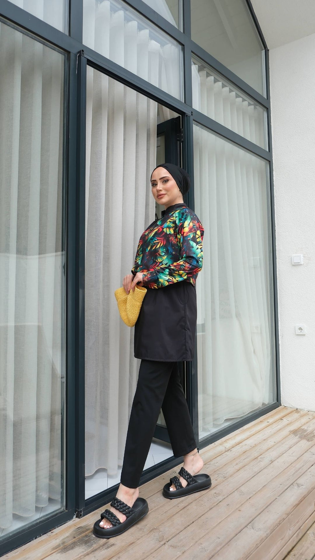 Yarım Dijital Baskılı Tesettür Mayo Renk - Siyah-Renkli Yaprak Desen