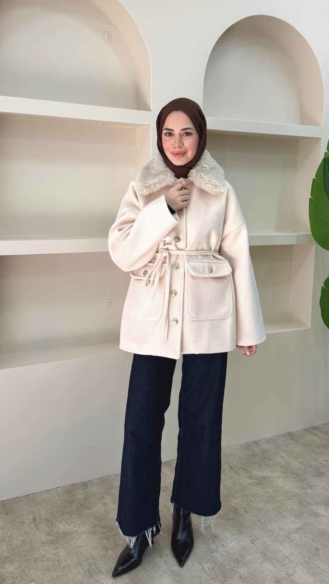 Yakası Kürklü Kaşe Kaban Krem