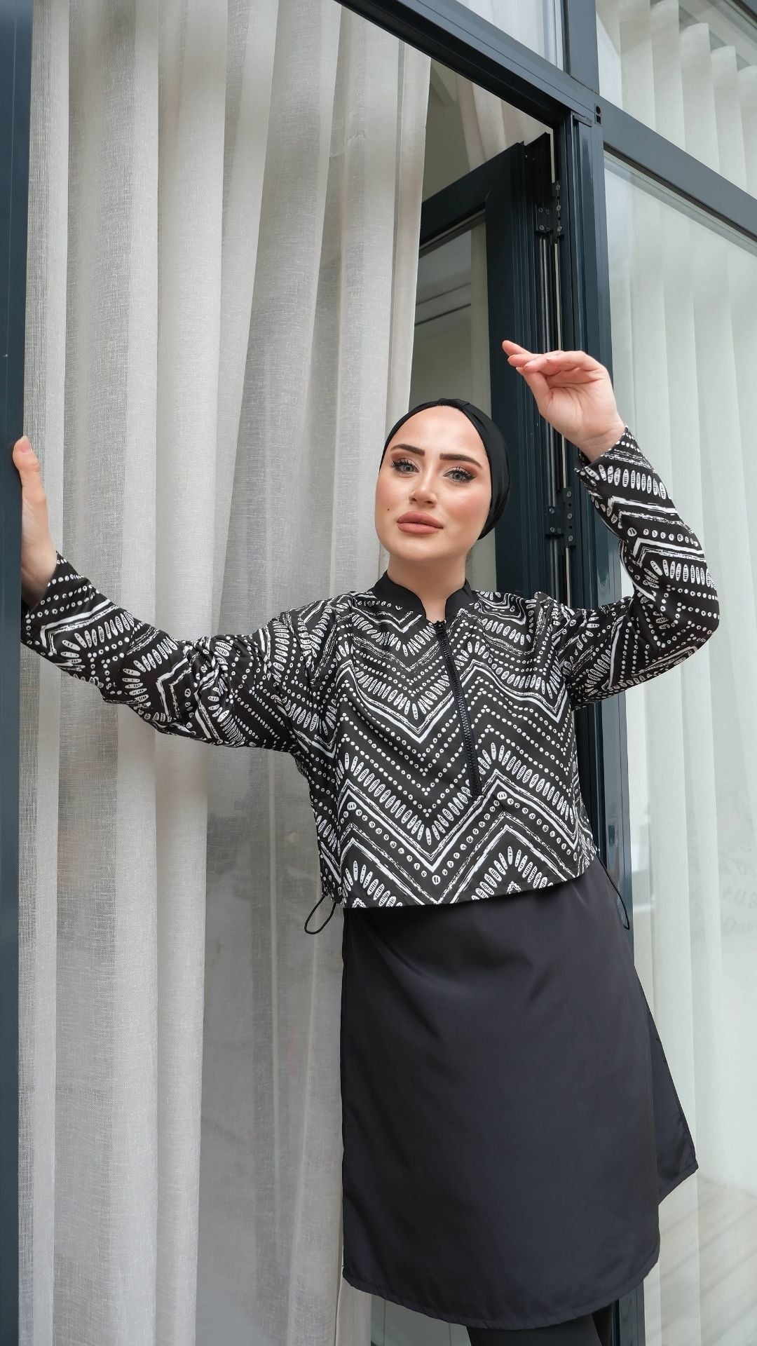 Yarım Dijital Baskılı Tesettür Mayo Renk - Siyah-Zigzag Desen