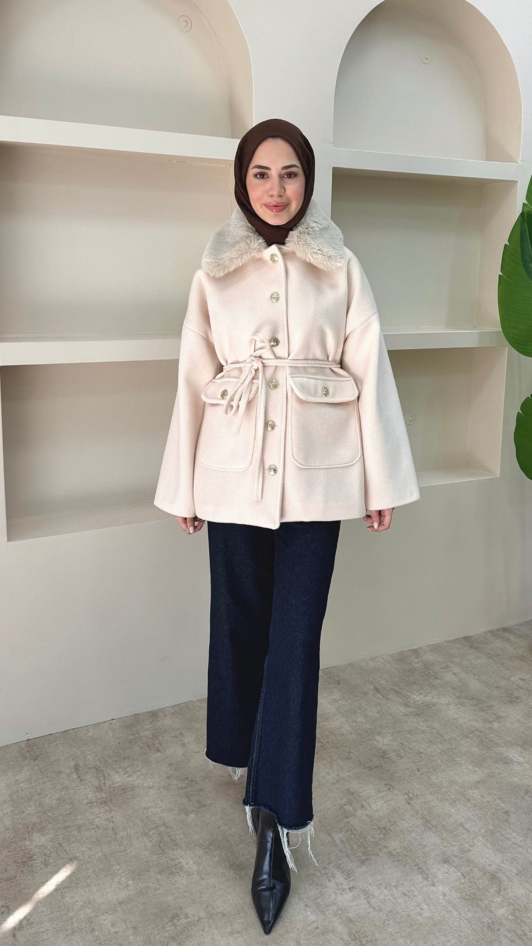 Yakası Kürklü Kaşe Kaban Krem