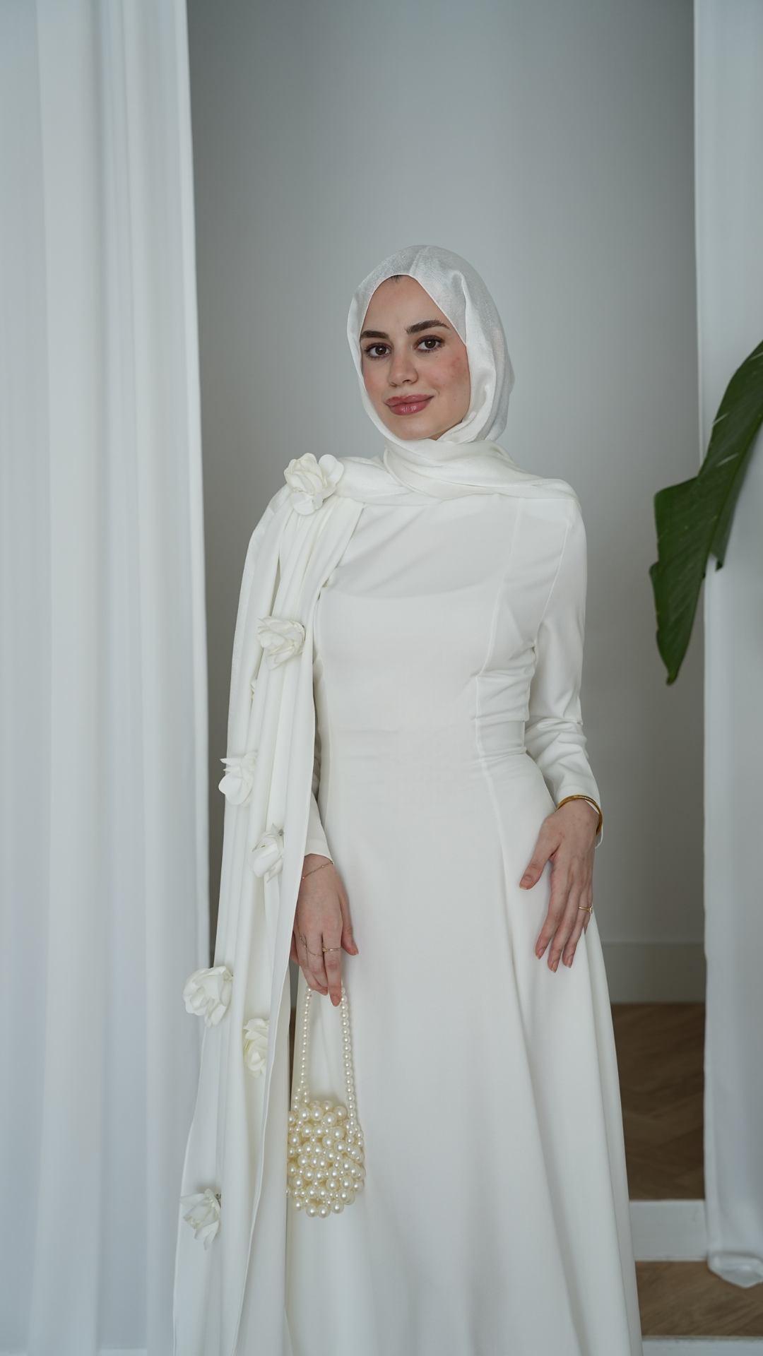 Seyyar Güllü Pelerinli Abiye Beyaz